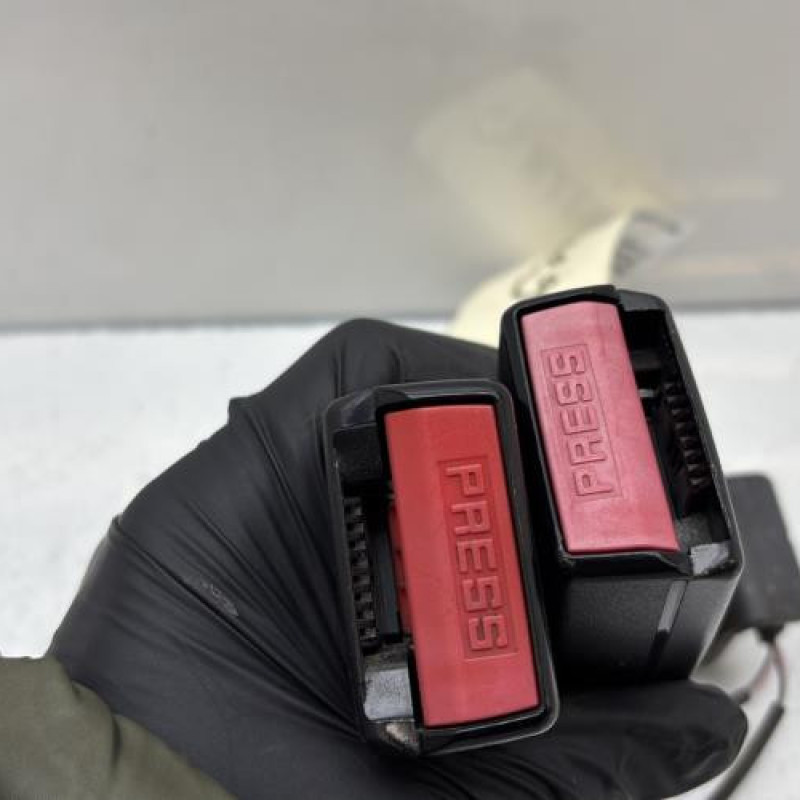 Attache ceinture arriere gauche RENAULT MEGANE 3 Photo n°4