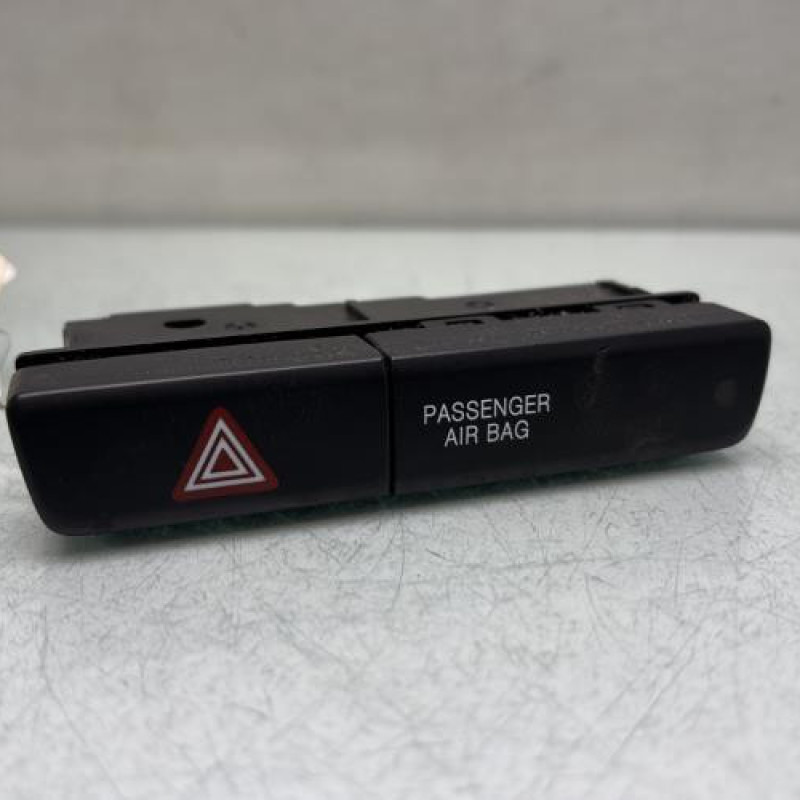 Bouton de warning SUZUKI BALENO 2 Photo n°1