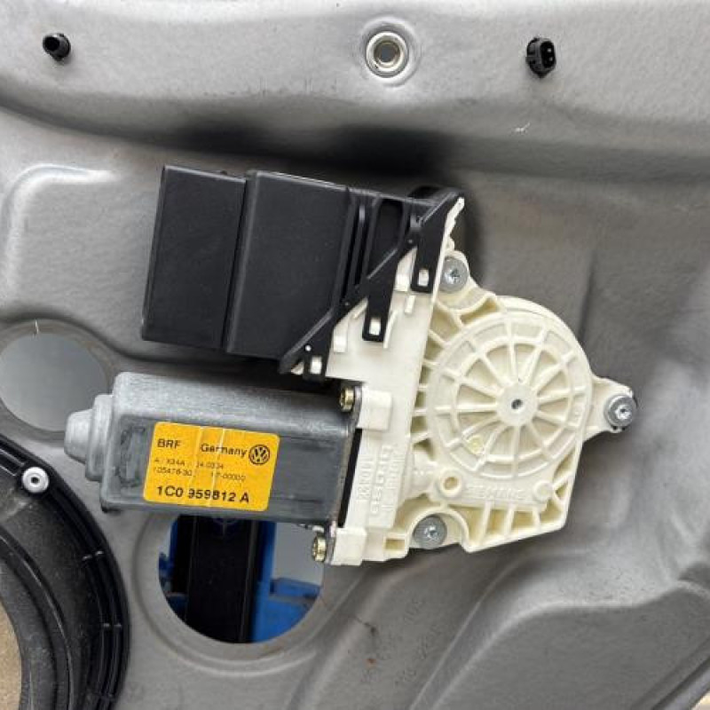 Leve vitre electrique arriere droit VOLKSWAGEN GOLF 4 Photo n°3