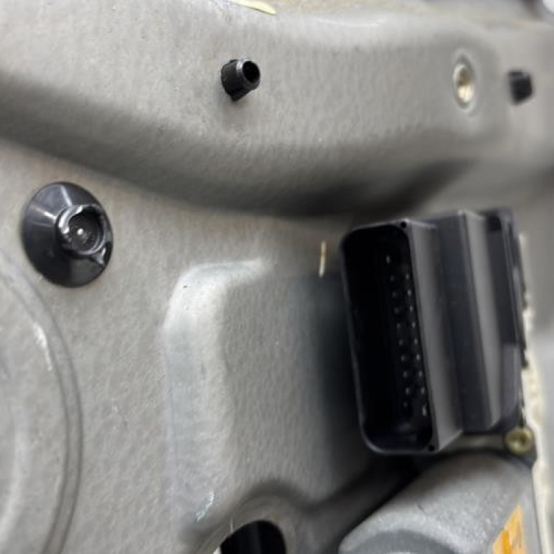 Leve vitre electrique arriere droit VOLKSWAGEN GOLF 4 Photo n°4