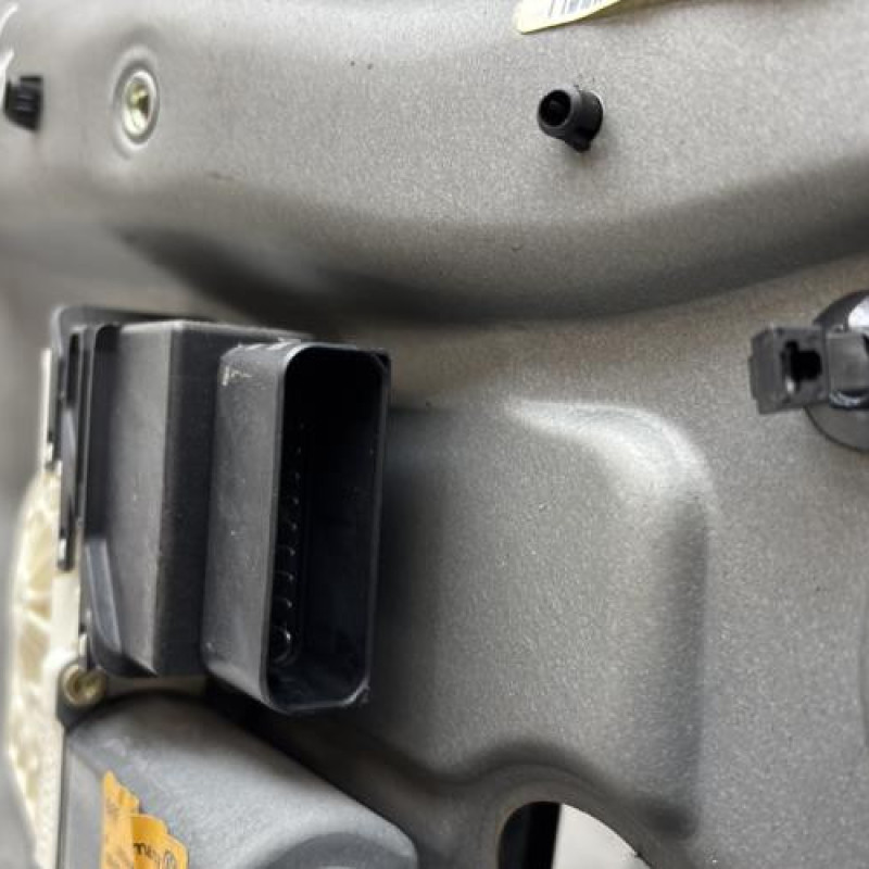 Leve vitre electrique arriere gauche VOLKSWAGEN GOLF 4 Photo n°4