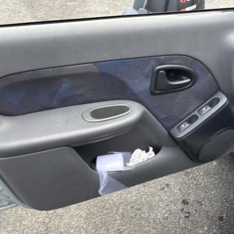 Poignee interieur arriere gauche RENAULT CLIO 2 Photo n°20