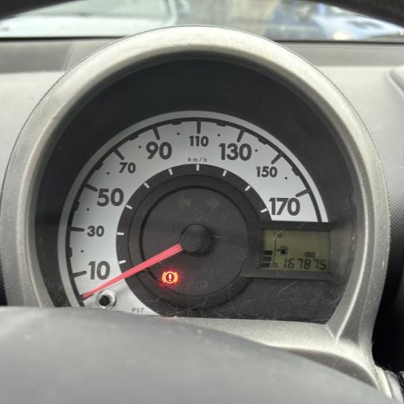 Vitre arriere gauche PEUGEOT 107 Photo n°12