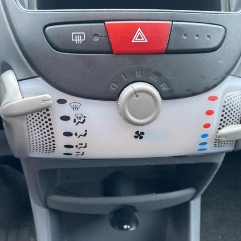 Vitre arriere gauche PEUGEOT 107 Photo n°8