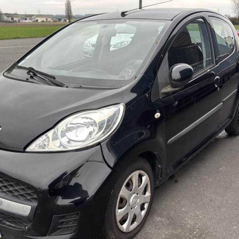 Vitre arriere gauche PEUGEOT 107 Photo n°1