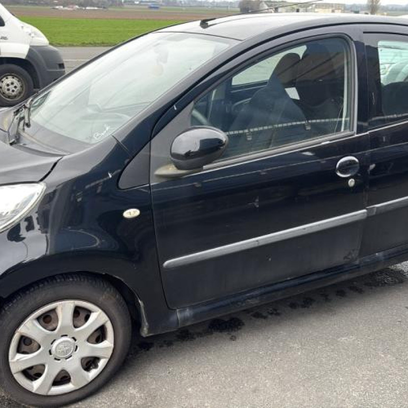 Vitre arriere gauche PEUGEOT 107 Photo n°7