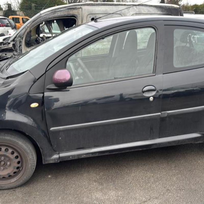 Vitre arriere gauche PEUGEOT 107 Photo n°8