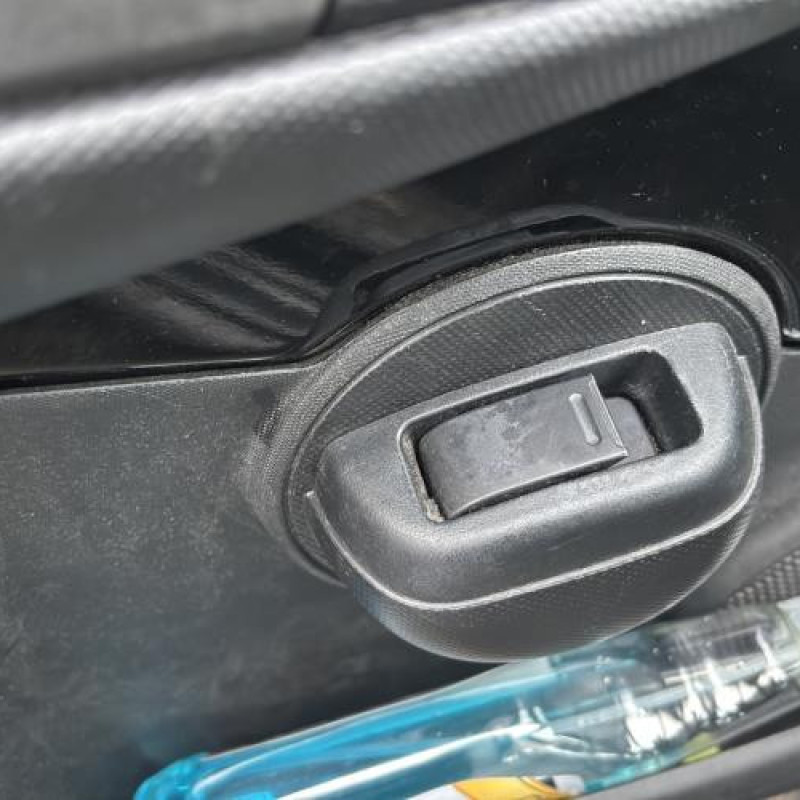 Vitre arriere gauche PEUGEOT 107 Photo n°11