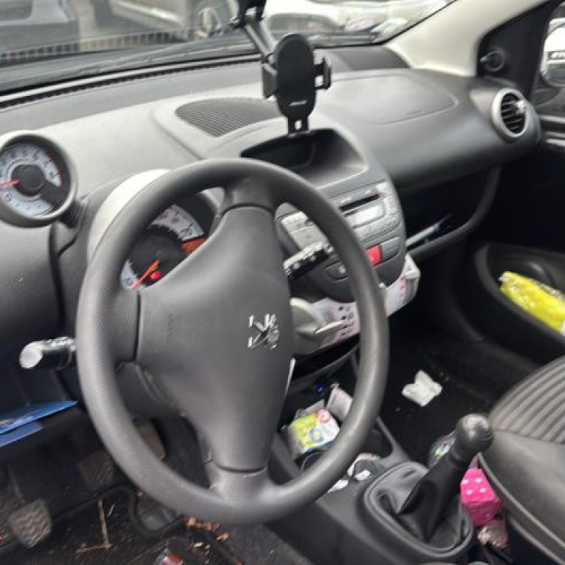 Vitre arriere gauche PEUGEOT 107 Photo n°13