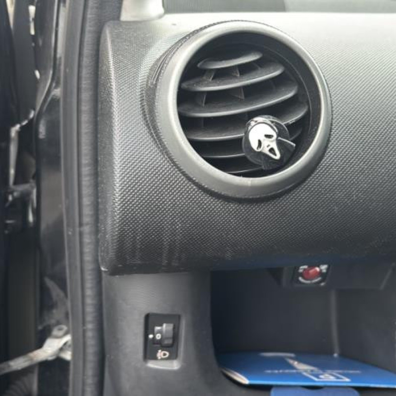 Vitre arriere gauche PEUGEOT 107 Photo n°16