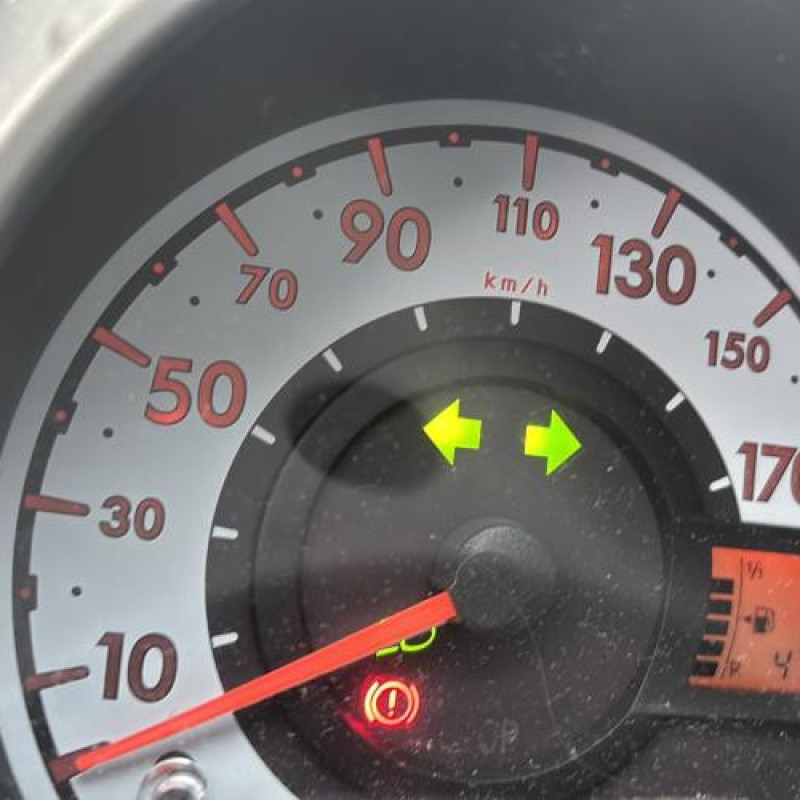 Vitre arriere gauche PEUGEOT 107 Photo n°17