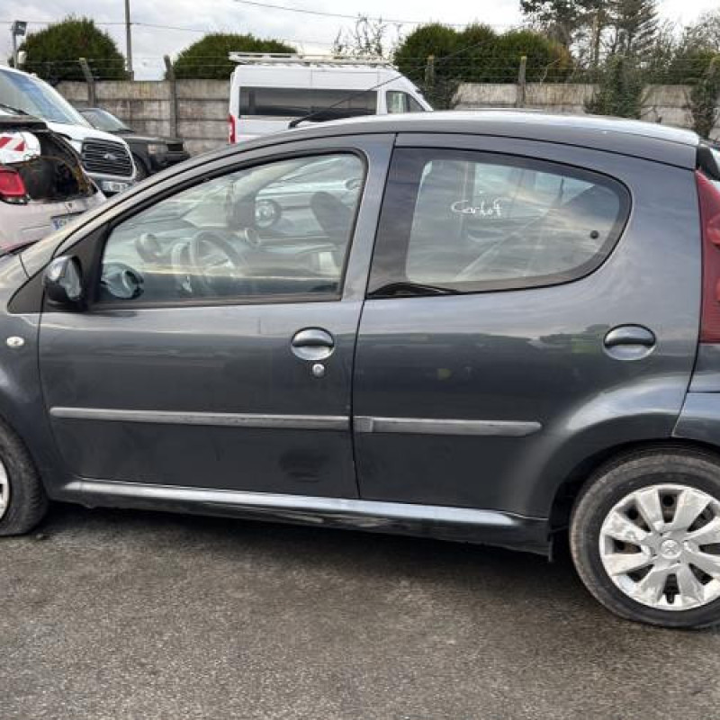 Vitre arriere gauche PEUGEOT 107 Photo n°18