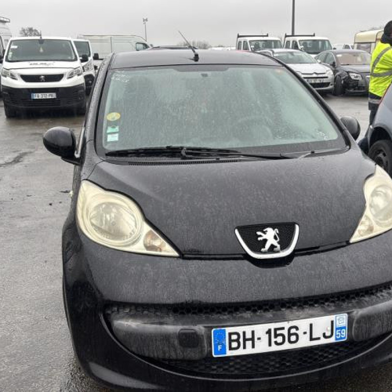 Vitre arriere gauche PEUGEOT 107 Photo n°8