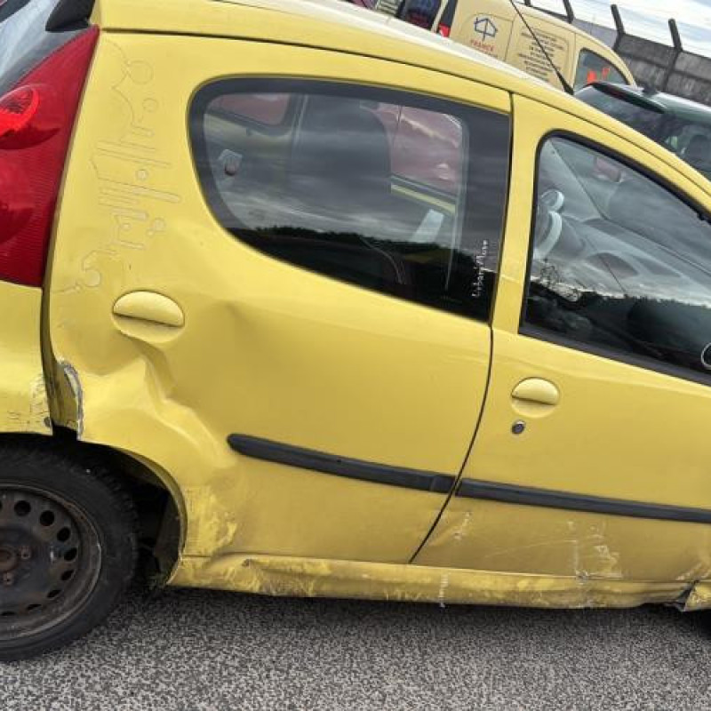 Vitre arriere gauche PEUGEOT 107 Photo n°6