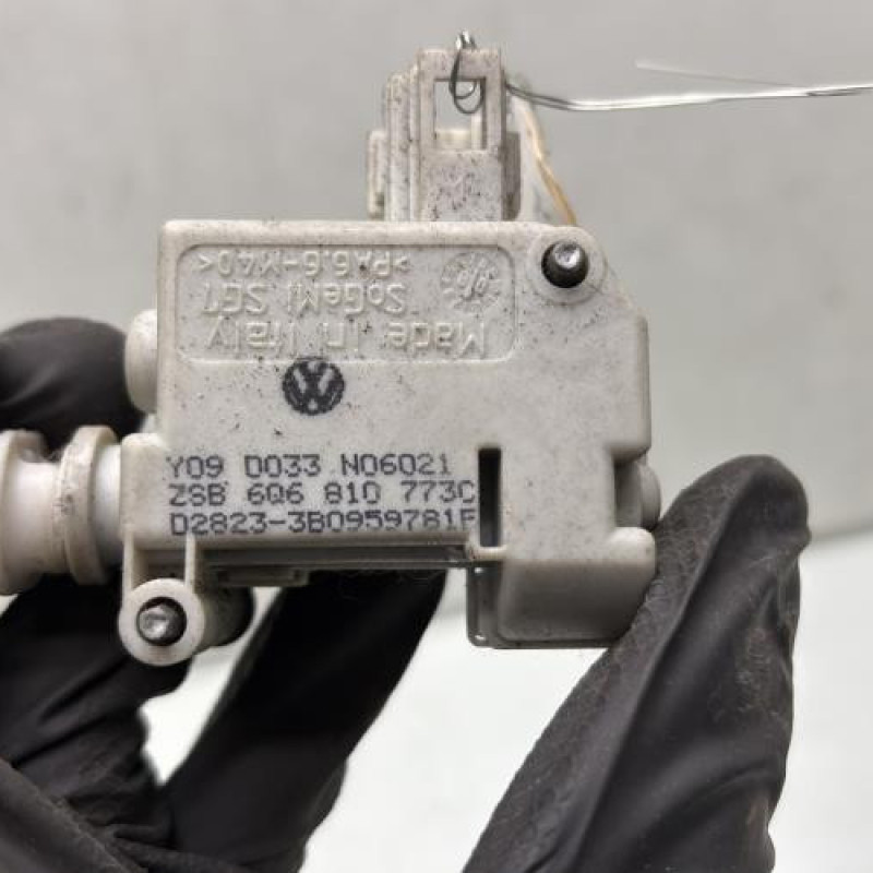 Actionneur verrou trappe d'essence VOLKSWAGEN POLO 4 Photo n°3