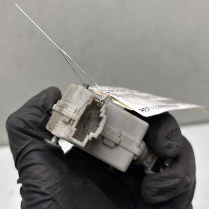 Actionneur verrou trappe d'essence VOLKSWAGEN POLO 4 Photo n°4