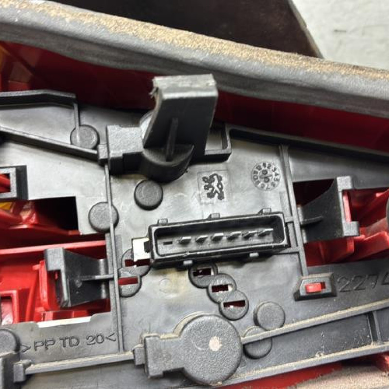 Feu arriere principal droit (feux) PEUGEOT 106 Photo n°3