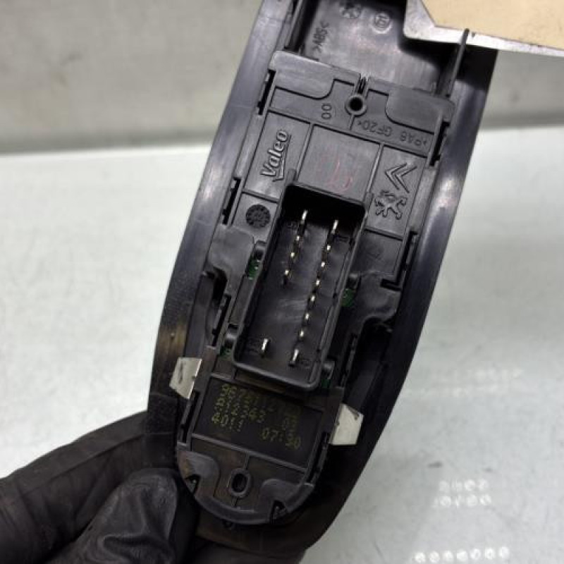 Interrupteur de leve vitre avant gauche PEUGEOT 208 1 Photo n°3