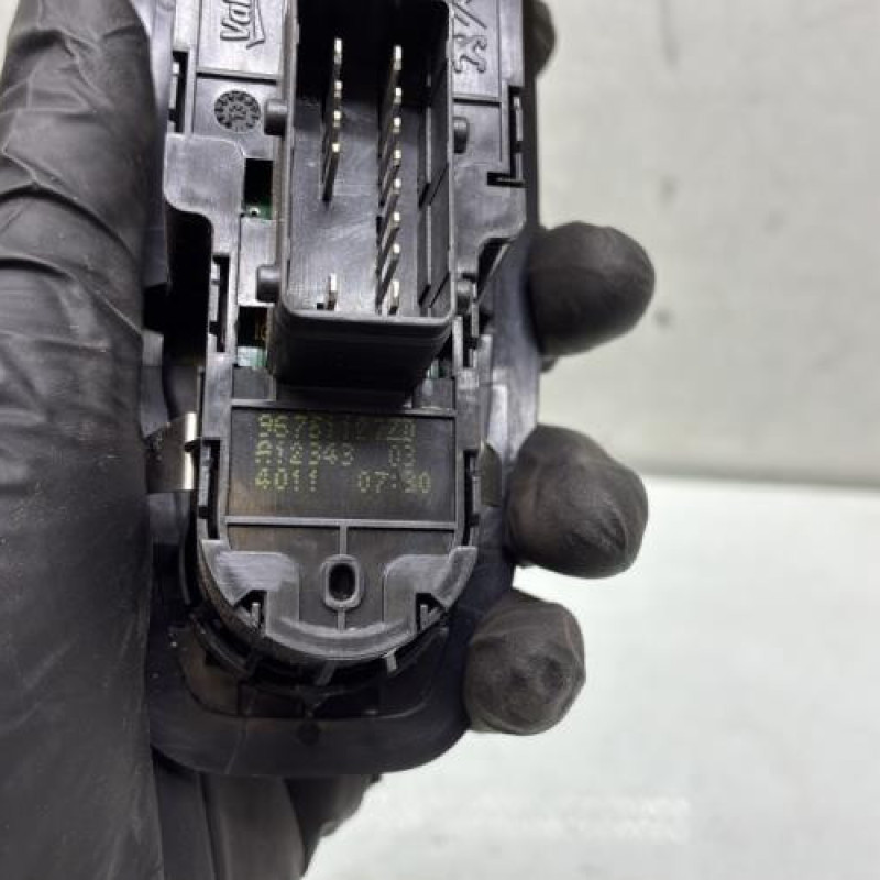 Interrupteur de leve vitre avant gauche PEUGEOT 208 1 Photo n°4