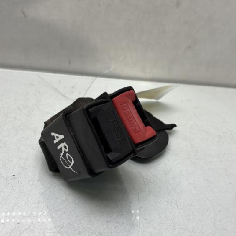 Attache ceinture arriere gauche RENAULT CLIO 2 CAMPUS Photo n°2