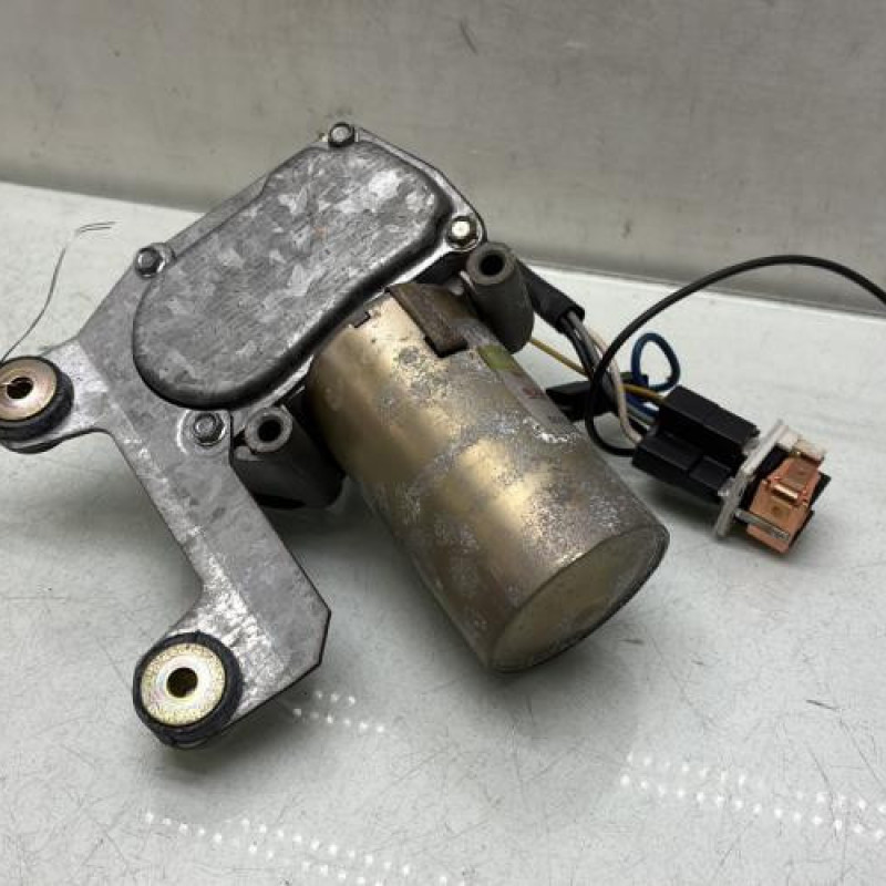 Moteur essuie glace arriere PEUGEOT 205 Photo n°2