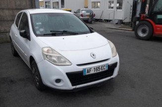 Attache ceinture arriere gauche RENAULT CLIO 3