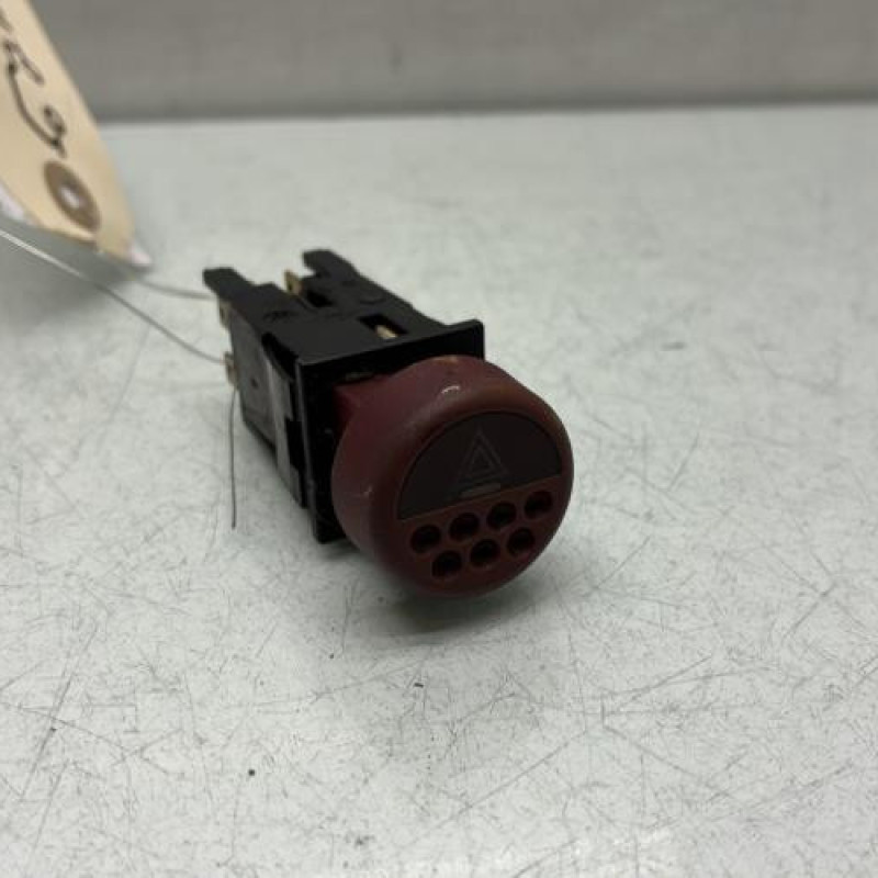 Bouton de warning PEUGEOT 106 Photo n°1