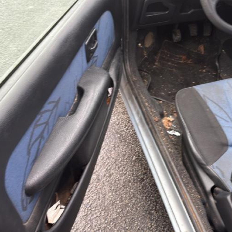 Bouton de warning PEUGEOT 106 Photo n°12