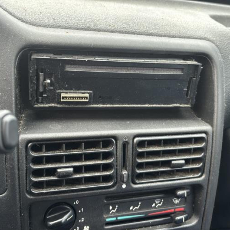 Bouton de warning PEUGEOT 106 Photo n°20