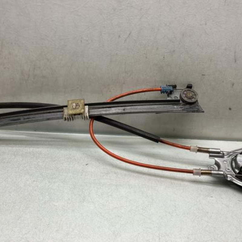 Leve vitre electrique avant gauche PEUGEOT 106 Photo n°1