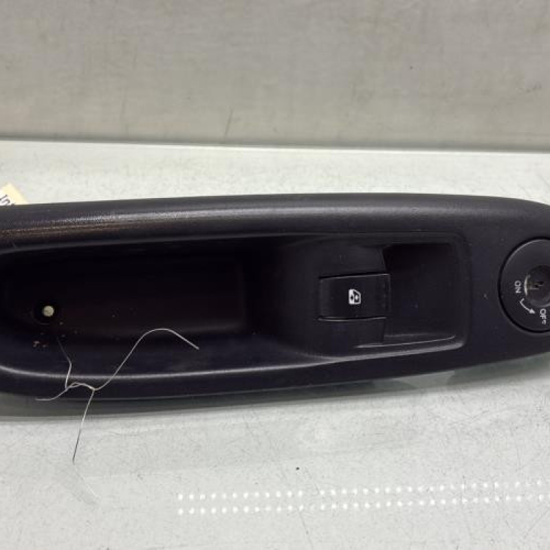 Interrupteur de leve vitre avant droit RENAULT CLIO 2 Photo n°1