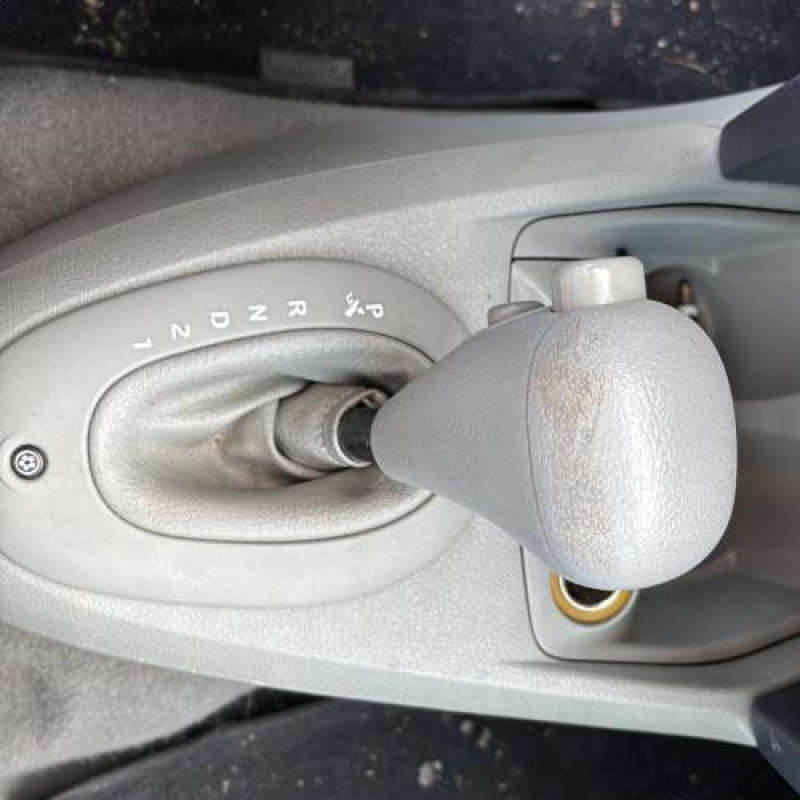 Attache ceinture arriere gauche RENAULT CLIO 2 Photo n°11