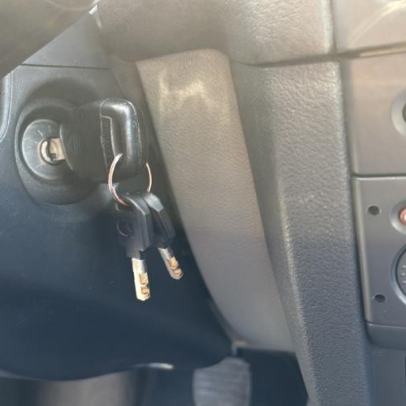 Attache ceinture arriere gauche RENAULT CLIO 2 Photo n°13