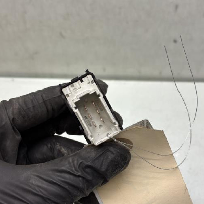 Interrupteur de leve vitre avant droit PEUGEOT 208 1 Photo n°3