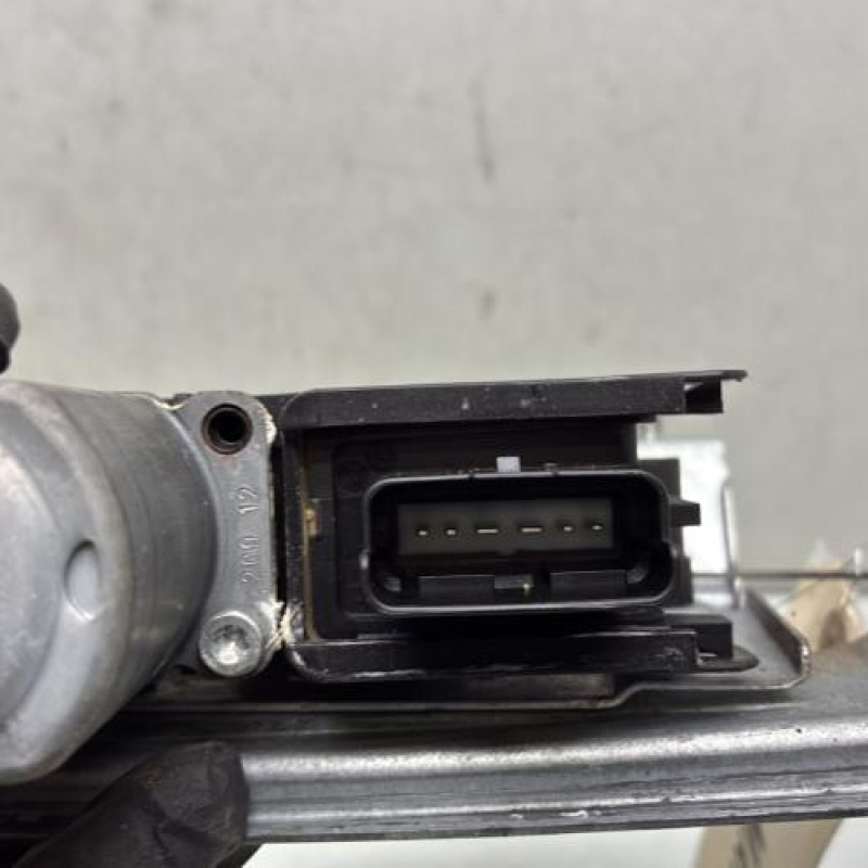 Leve vitre electrique avant gauche PEUGEOT 208 1 Photo n°5