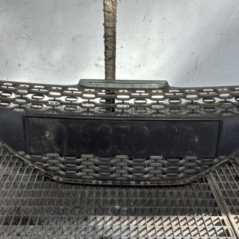 Calandre PEUGEOT 208 1 Photo n°1