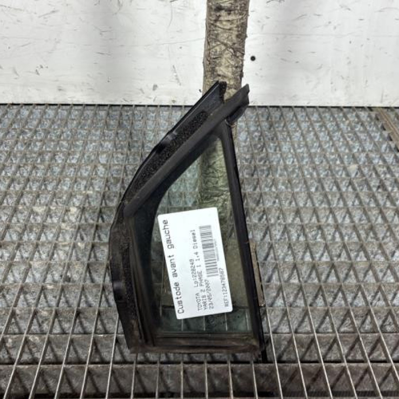 Custode avant gauche (porte) TOYOTA YARIS 2 Photo n°1