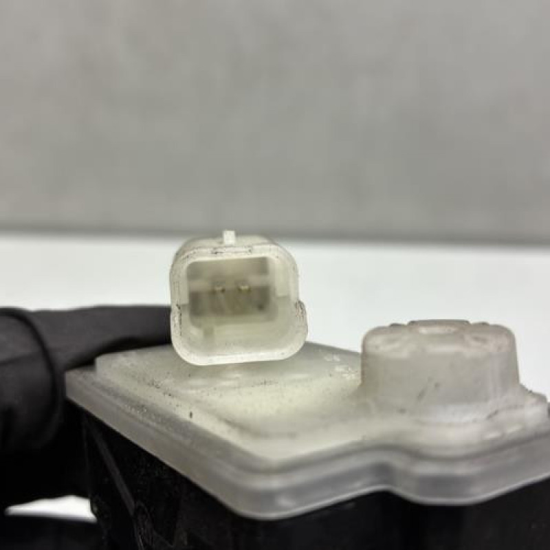 Actionneur verrou trappe d'essence RENAULT CLIO 5 Photo n°5