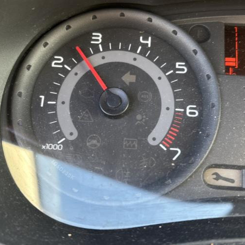 Attache ceinture arriere droit RENAULT CLIO 3 Photo n°8