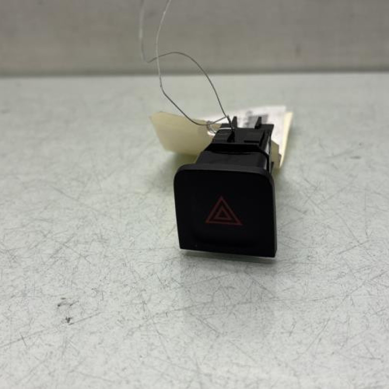 Bouton de warning RENAULT KADJAR Photo n°1