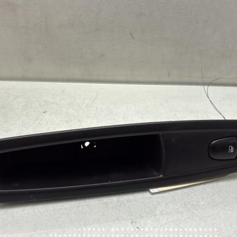 Interrupteur de leve vitre arriere droit RENAULT KADJAR Photo n°1