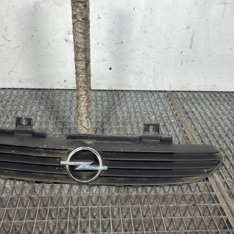 Calandre OPEL CORSA B Photo n°1
