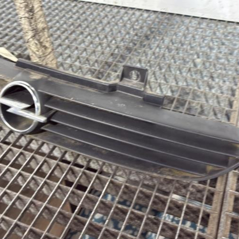 Calandre OPEL CORSA B Photo n°3