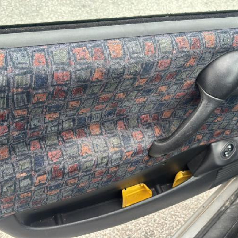 Porte avant gauche OPEL CORSA B Photo n°14
