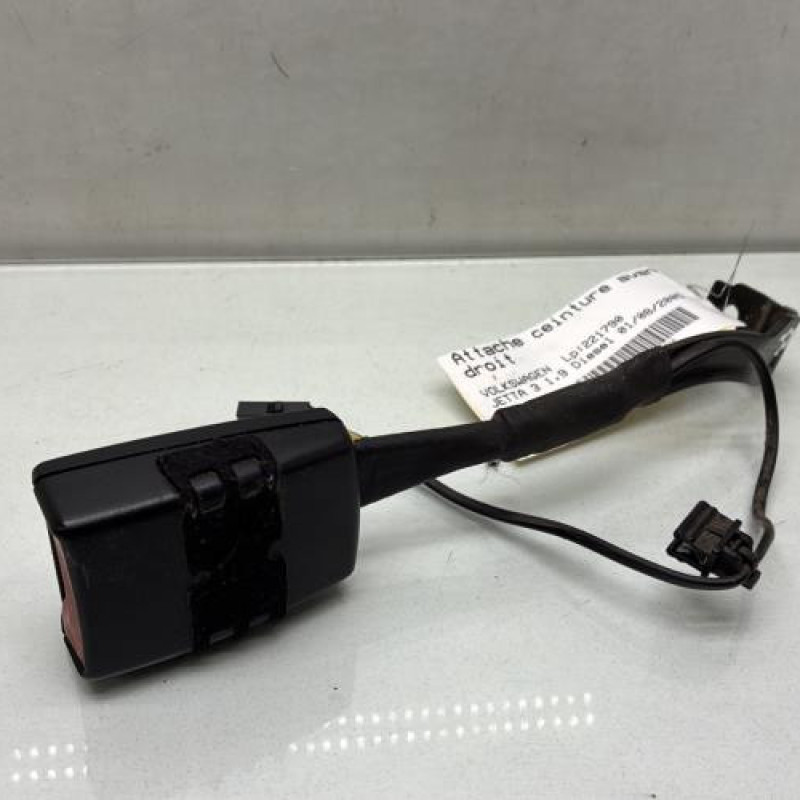 Attache ceinture avant droit VOLKSWAGEN JETTA 3 Photo n°1