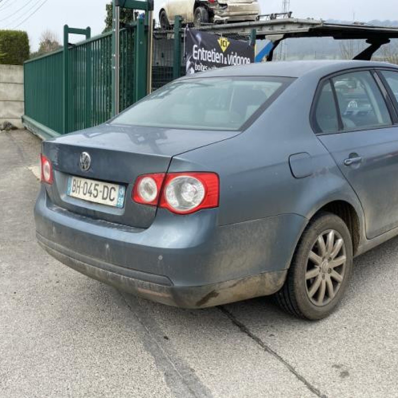 Attache ceinture avant droit VOLKSWAGEN JETTA 3 Photo n°6