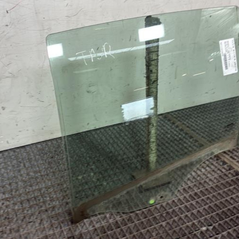 Vitre arriere gauche RENAULT CLIO 3 Photo n°2