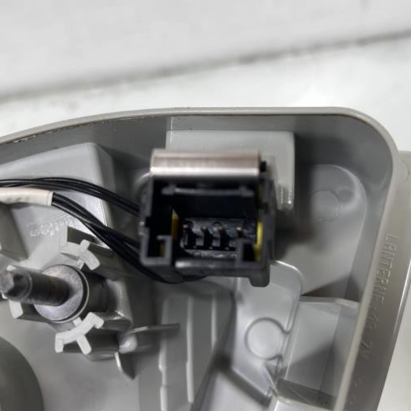 Feu arriere secondaire gauche (feux) PEUGEOT 308 2 SW Photo n°3