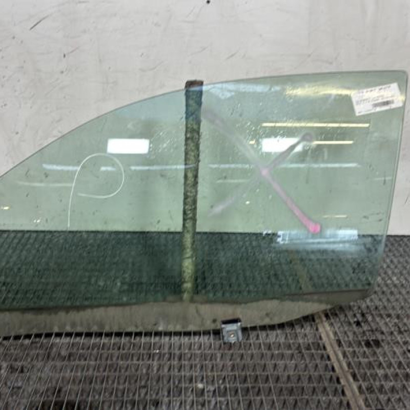 Vitre avant gauche VOLKSWAGEN GOLF 4 Photo n°1