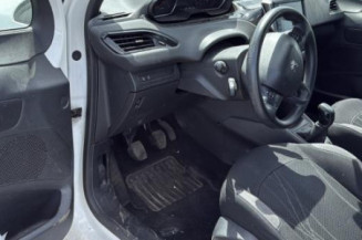 Feu arriere stop central PEUGEOT 208 1